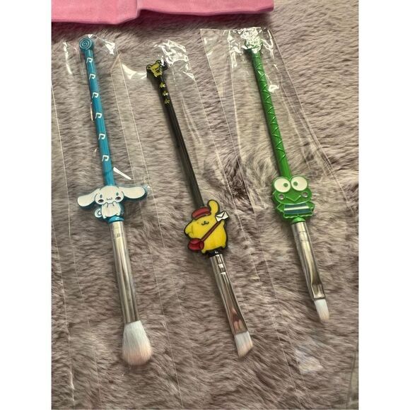 1 LEFT! Hello Kitty 6 Piece Makeup Brush Set w/ Bag - Picture 6 of 7